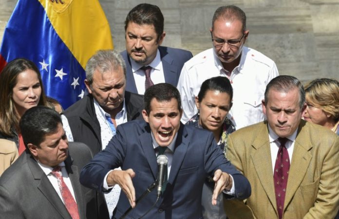 Guaidó denuncia que Maduro intenta mover USD 1.200 millones hacia Uruguay