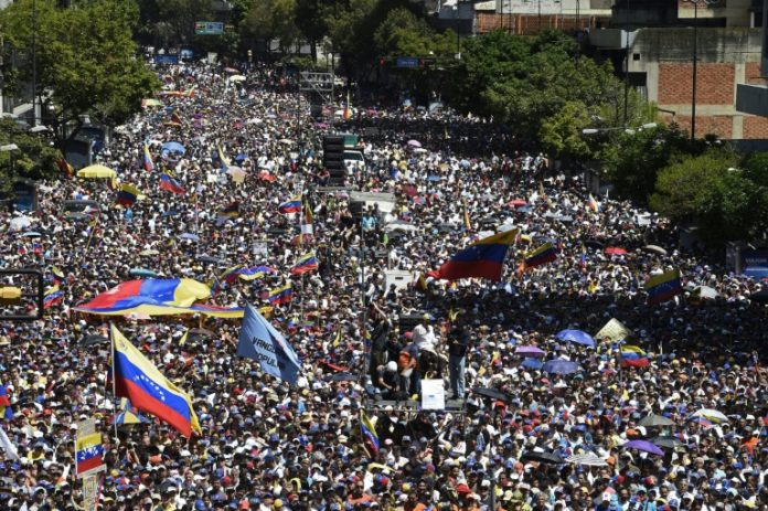 Guaidó reta a Maduro ante multitud - el 23 de febrero entrará ayuda humanitaria
