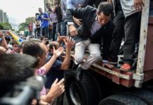 Guaidó viaja a frontera con Colombia mientras Maduro cierra la de Brasil