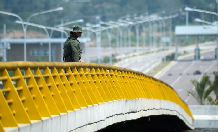 Guaidó y EEUU piden a los militares no bloquear ayuda humanitaria