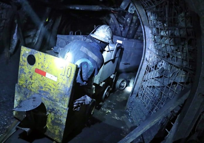 Labores de rescate de mineros continúan con indicios de vida en Perú