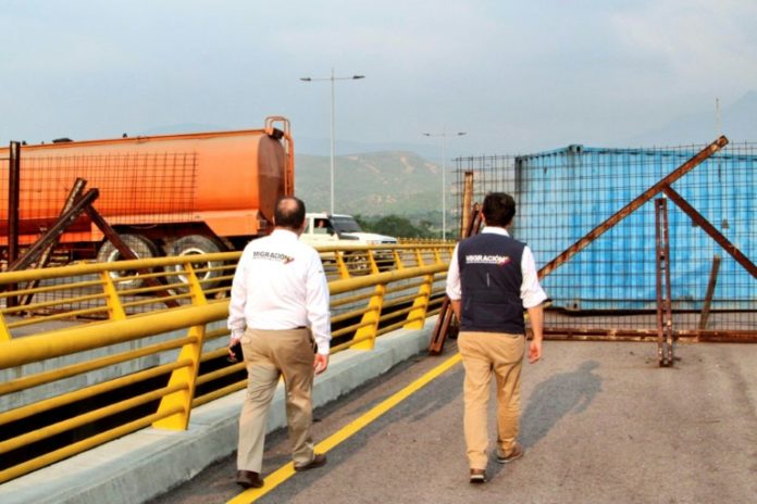 Militares venezolanos bloquean un puente fronterizo con Colombia, denuncia oposición