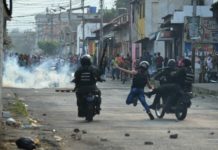 Militares venezolanos dispersan con gases manifestación en puente fronterizo con Colombia