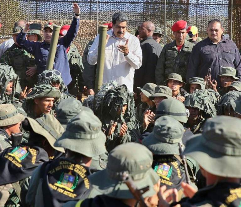 El presidente venezolano Nicolás Maduro (C) durante ejercicios militares en el Fuerte Guaicaipuro de Miranda, el 10 de febrero de 2019 © Venezuelan Presidency/AFP HO