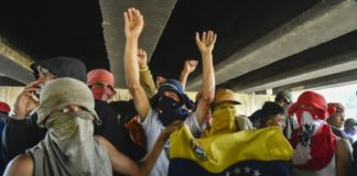 "Si quieren guerra, guerra tendrán": Chavistas bloquean fronteras de Venezuela