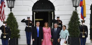 Trump reitera sus advertencias a Maduro frente al presidente de Colombia