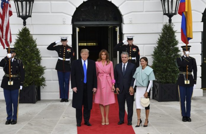 Trump reitera sus advertencias a Maduro frente al presidente de Colombia