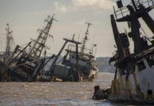 Un cementerio de embarcaciones perturba en el puerto de Montevideo