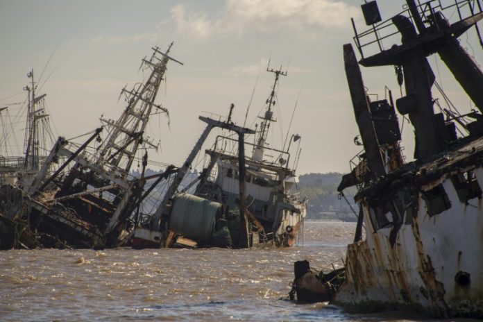 Un cementerio de embarcaciones perturba en el puerto de Montevideo