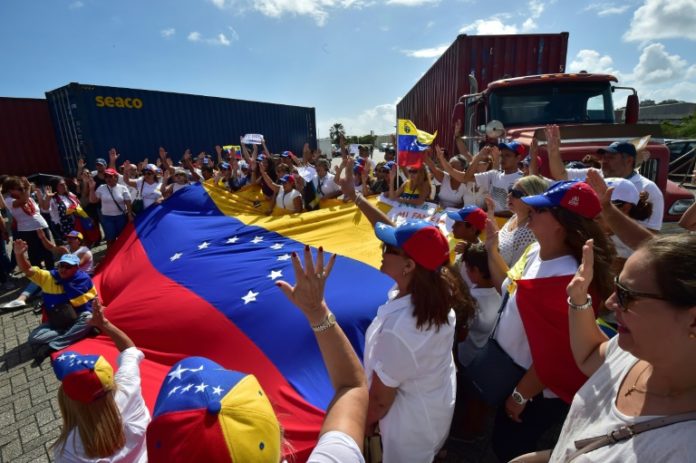 Venezolanos presionan por ayuda con rezos y agua bendita en Curazao