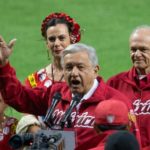 AMLO es abucheado en México durante inauguración de estadio de béisbol