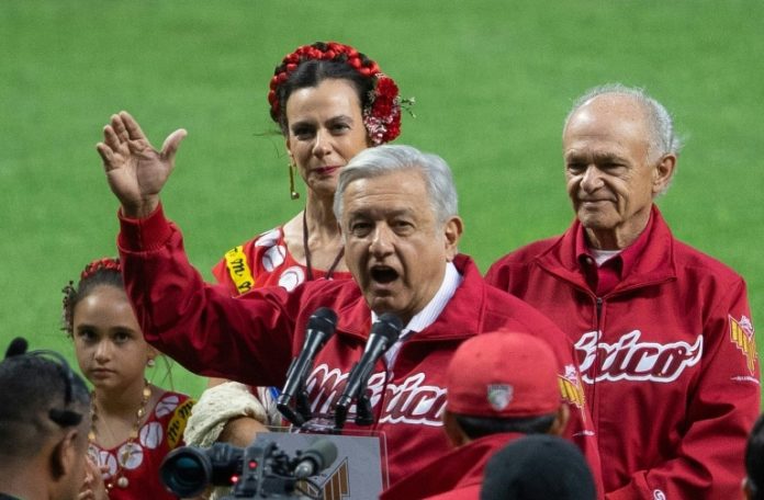 AMLO es abucheado en México durante inauguración de estadio de béisbol