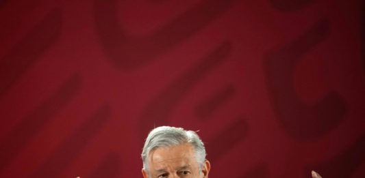 AMLO rechaza buscar reelección en México y se compromete a referendo revocatorio