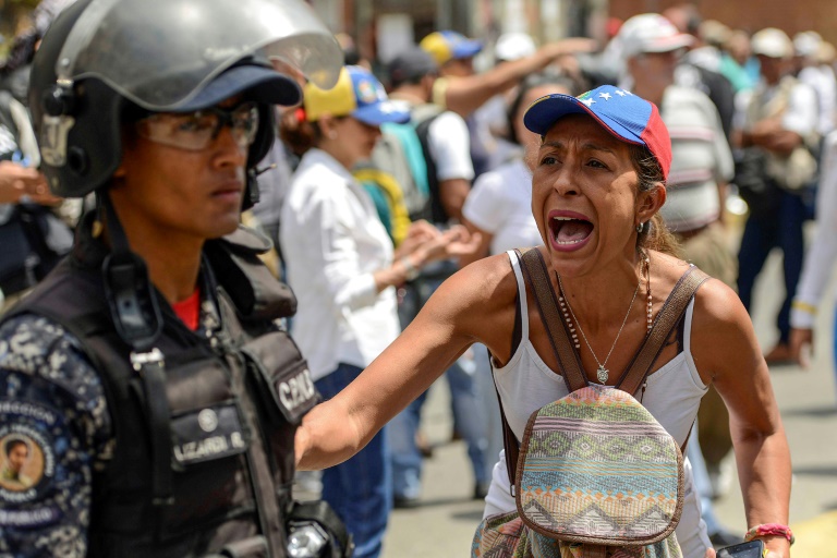 "Cada día peor": Protesta contra Maduro en medio de masivo apagón