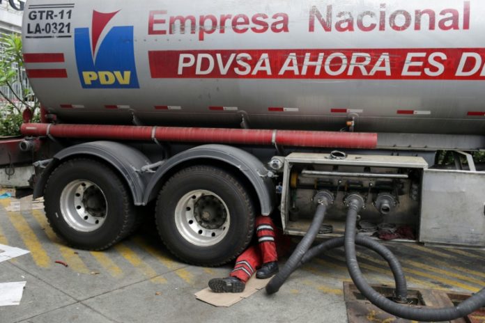 Desplome de la producción petrolera de Venezuela se acelerará tras apagón