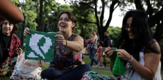 Feminicidios y aborto, mujeres tejen para atizar la lucha en Argentina