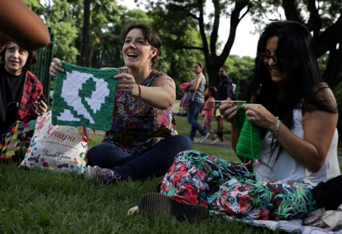 Feminicidios y aborto, mujeres tejen para atizar la lucha en Argentina