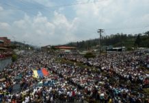 Gobierno y oposición a las calles en una Venezuela sitiada por los apagones