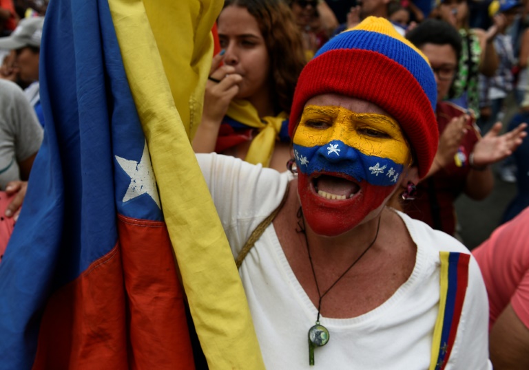 Gobierno y oposición a las calles en una Venezuela sitiada por los apagones - Venezolanos en las calles