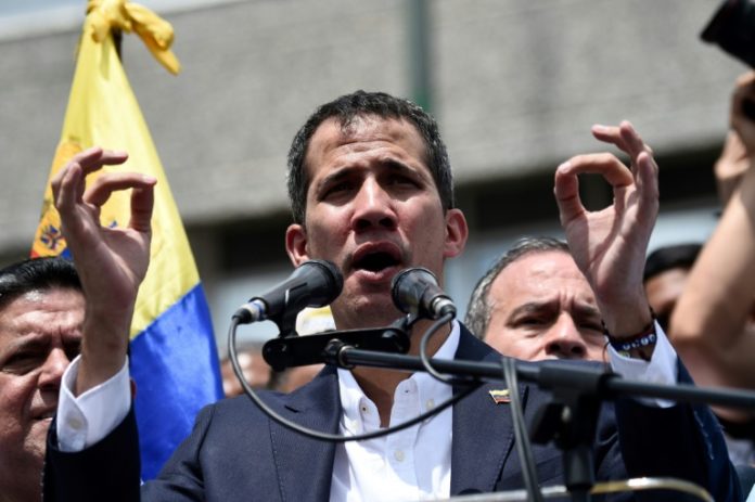 Guaidó llega a Venezuela bajo temores de un arresto