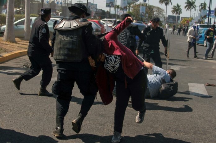 Heridos y detenidos en protesta en Nicaragua pese a compromiso de respetar libertades