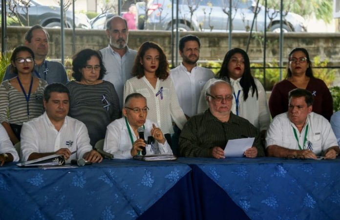 Iglesia se retira de diálogo en Nicaragua y oposición reconsidera si sigue en la mesa