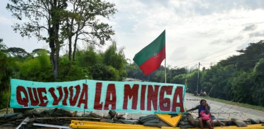 Indígenas mantienen cerrada importante vía en Colombia a la espera del presidente Duque