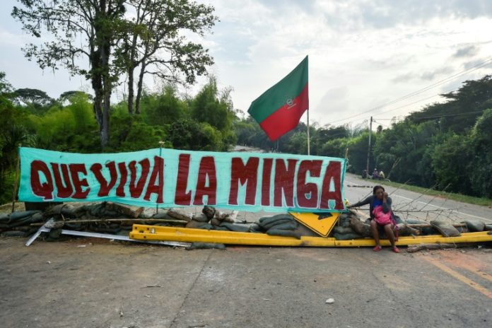 Indígenas mantienen cerrada importante vía en Colombia a la espera del presidente Duque