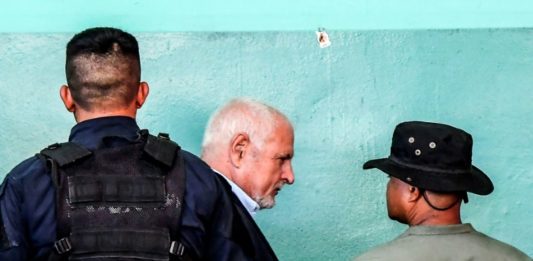 Información hallada en casa de exfuncionario podría comprometer a expresidente panameño