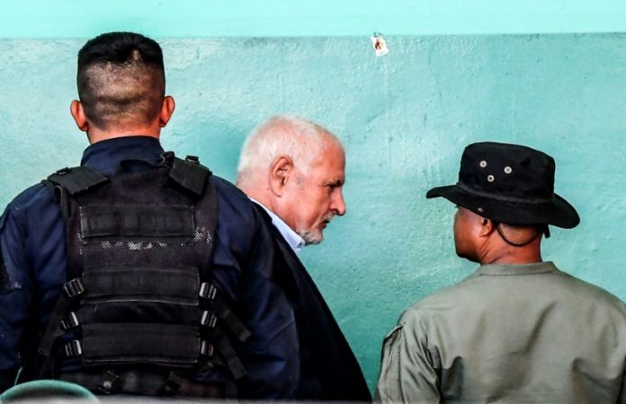 Información hallada en casa de exfuncionario podría comprometer a expresidente panameño