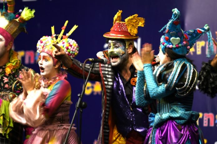 La murga carnavalera calienta el ambiente electoral en Uruguay