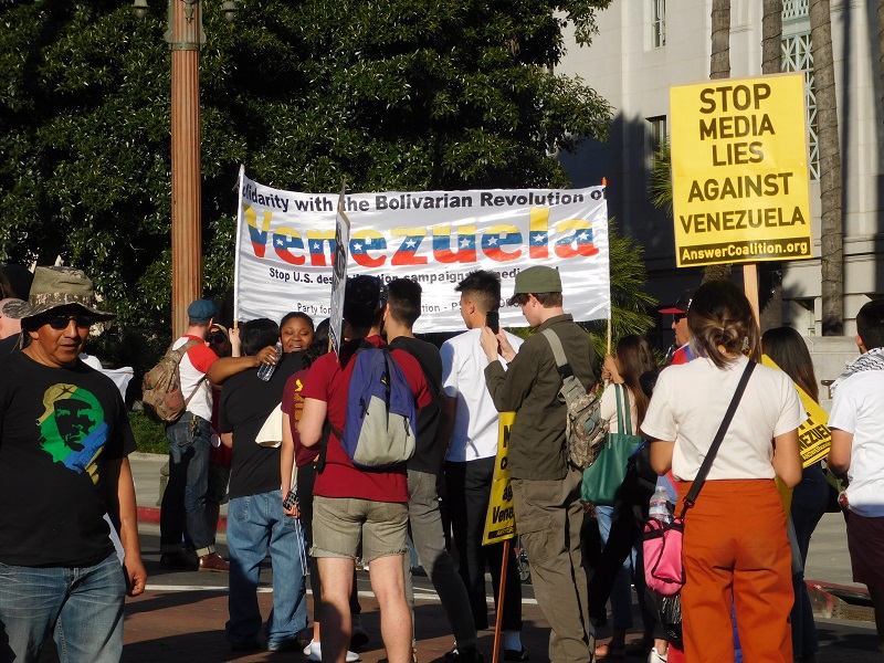 En Los Ángeles, manifestantes también exigieron que “Estados Unidos saque sus manos de Venezuela” , frente a la alcaldía de la ciudad, el 16 de marzo de 2019