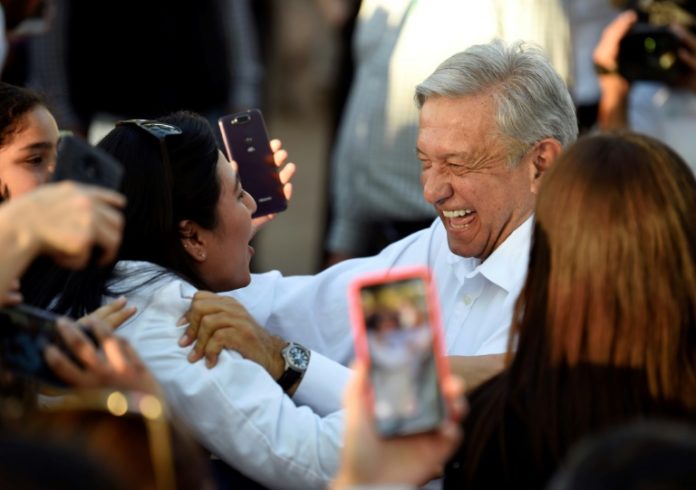 López Obrador dice comer en 'fondas' mexicanas sin temor a venenos