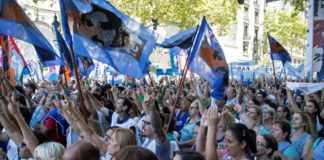 Miles de maestros marchan por salarios en huelga de tres días en Argentina