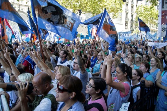 Miles de maestros marchan por salarios en huelga de tres días en Argentina Miles de maestros marchan por salarios en huelga de tres días en Argentina