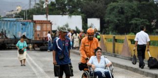 Miles de venezolanos cruzan a Colombia tras apertura de "corredor humanitario"