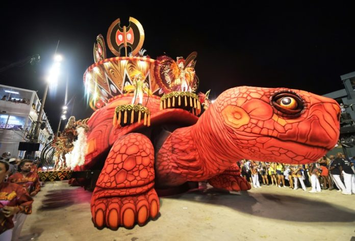 Oda a la tolerancia y esplendor en la primera noche del carnaval de Rio