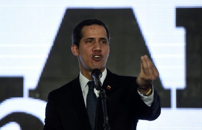 El líder opositor Juan Guaido habla durante la presentación de su plan de reconstrucción nacional en Caracas, el 28 de marzo de 2019 © AFP Federico PARRA