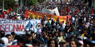 Salvadoreños protestan contra proyecto de ley que busca privatizar el agua