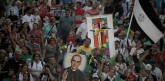 Salvadoreños rinden honor a su San Romero al cumplirse 39 años de su asesinato