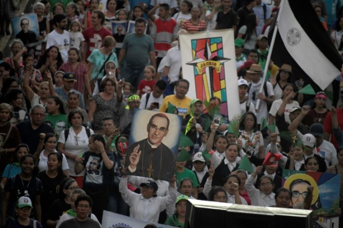Salvadoreños rinden honor a su San Romero al cumplirse 39 años de su asesinato