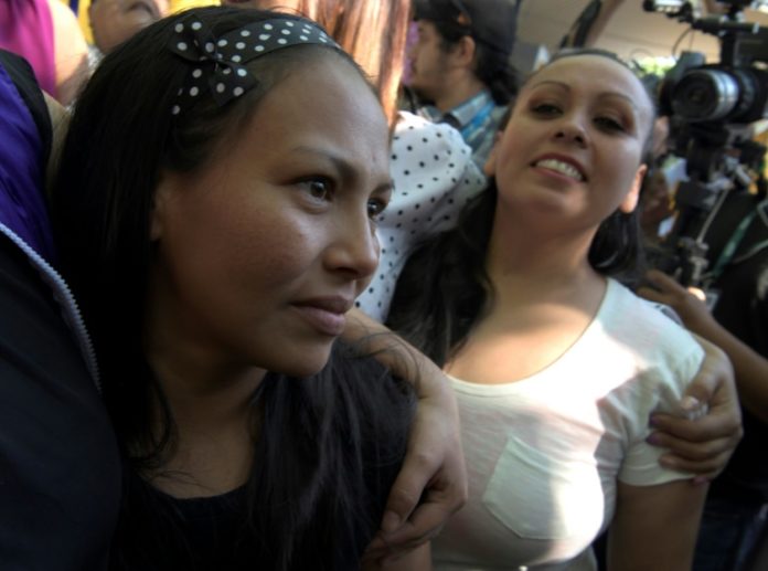 Tres salvadoreñas condenadas a 30 años por ley antiaborto salen de prisión