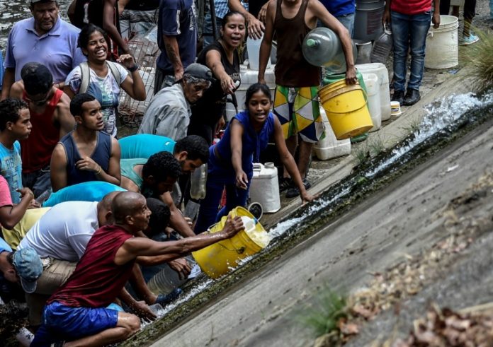 Venezolanos desesperan por agua tras estragos del apagón