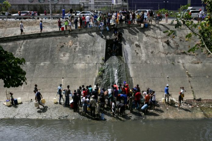 Venezolanos protestarán contra Maduro por apagón que agrava la escasez