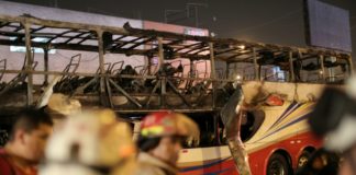 Al menos 20 muertos en el incendio de un bus en Lima