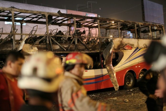 Al menos 20 muertos en el incendio de un bus en Lima
