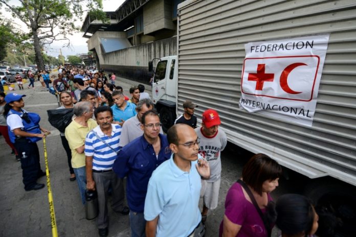 Bidones para agua y disparos en primera entrega de ayuda humanitaria en Venezuela