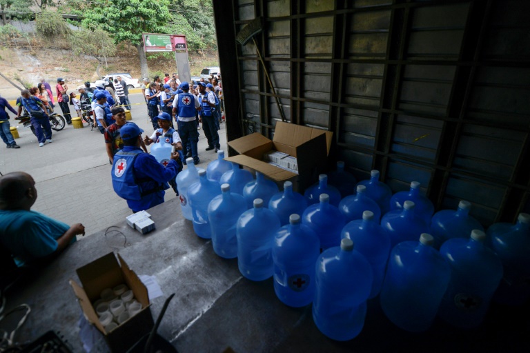Bidones para agua y disparos en primera entrega de ayuda humanitaria en Venezuela