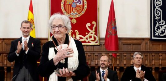 Devota de "El Quijote", la poetisa uruguaya Ida VItale recibe el Premio Cervantes