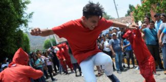 Diablos se postran ante Jesús, en batalla del bien contra el mal en El Salvador